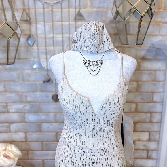 City Triangles White & Silver Fitted Mermaid Style Formal Gown with Mask, Sz. 3 - Picture 11 of 15